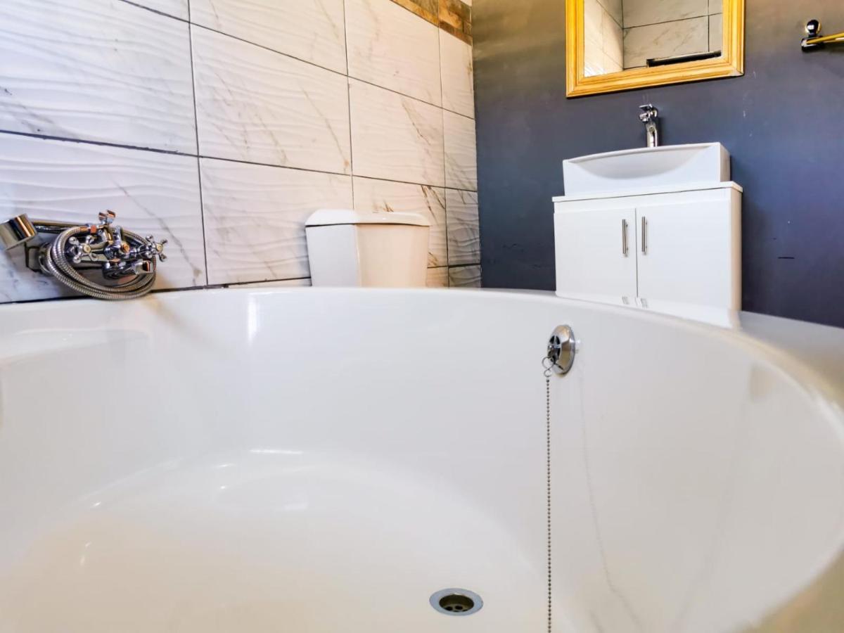 Genesis Guesthouze Hotel Бела Бела Екстериор снимка